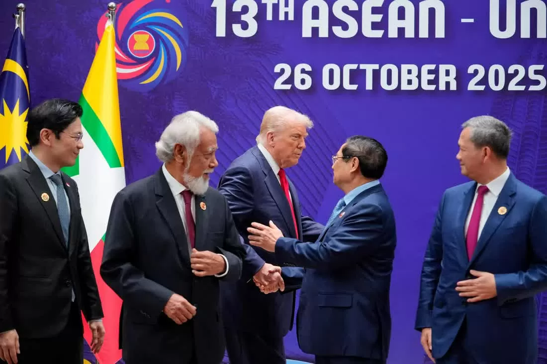 Tổng thống Hoa Kỳ Donald Trump bắt tay Thủ tướng Việt Nam Phạm Minh Chính trong khi Thủ tướng Đông Timor Kay Rala Xanana Gusmao và Thủ tướng Singapore Lawrence Wong theo dõi tại Hội nghị thượng đỉnh ASEAN ở Kuala Lumpur, Malaysia, ngày 26 tháng 10 năm 2025. Vincent Thian/Pool qua REUTERS
