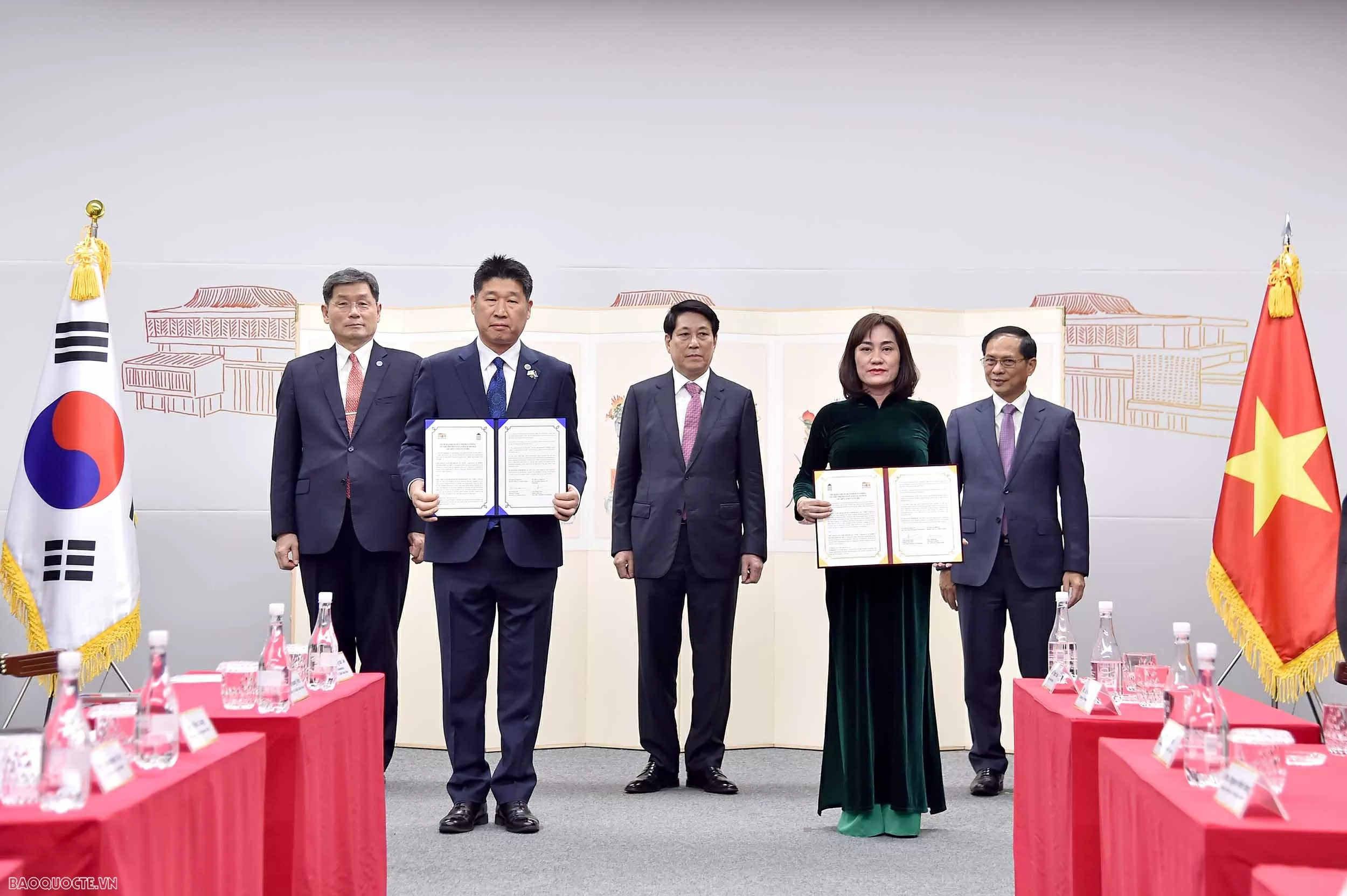 Chủ tịch nước Lương Cường tiếp Chủ tịch Quỹ Giao lưu Quốc tế Hàn Quốc, chứng kiến trao văn kiện hợp tác văn hóa