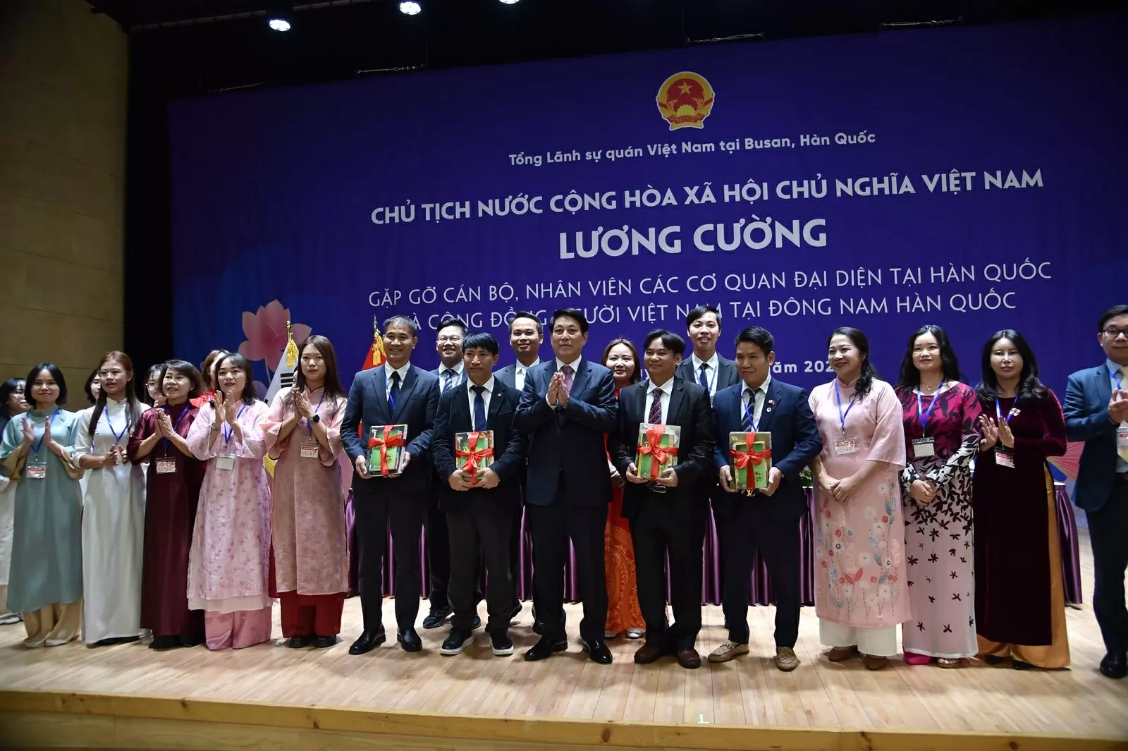 Chủ tịch nước Lương Cường gặp mặt cộng đồng người Việt Nam tại Đông Nam Hàn Quốc