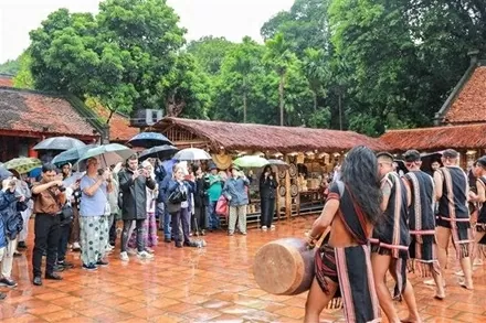 People visit the exhibition area of traditional craft villages. (Photo: VNA) People visit the exhibition area of traditional craft villages. (Photo: VNA)