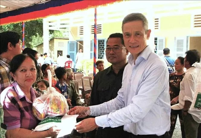 Khám, chữa bệnh từ thiện cho người dân có hoàn cảnh khó khăn ở Campuchia