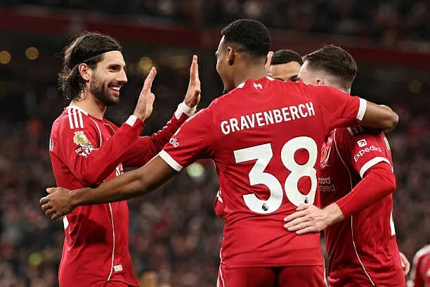 HLV Arne Slot đã tái hợp lại bộ 3 tiền vệ Liverpool mùa trước.