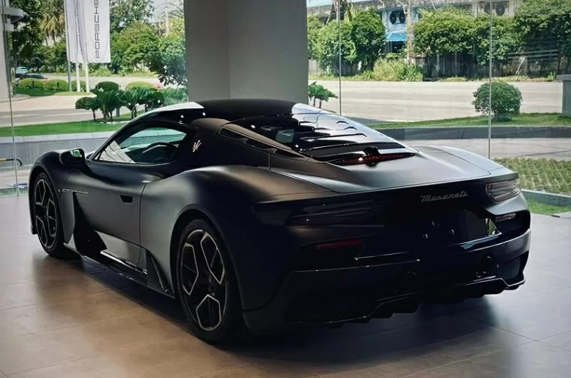 Ở phần đuôi, dòng chữ “Maserati” màu vàng mờ thay thế logo truyền thống. Ở phần đuôi, dòng chữ “Maserati” màu vàng mờ thay thế logo truyền thống.