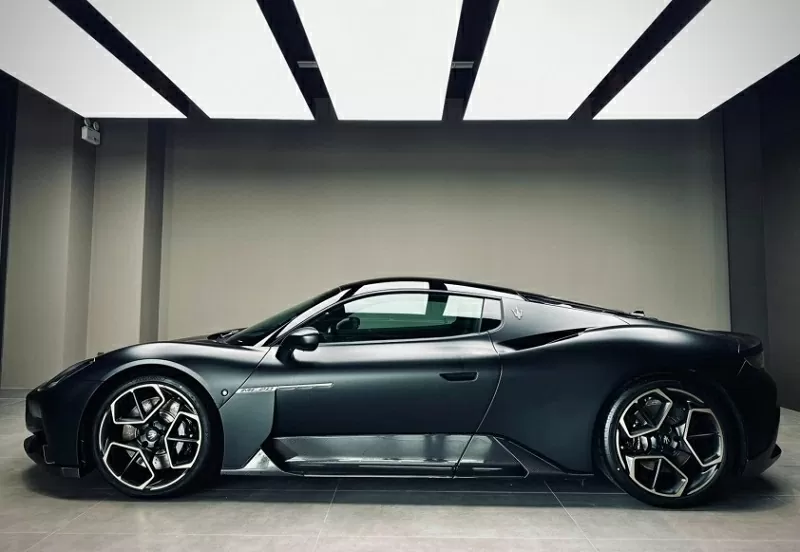 Maserati MC20 Notte còn được tinh chỉnh tỉ mỉ ở từng chi tiết ngoại thất để tôn lên vẻ huyền bí và khác biệt. Maserati MC20 Notte còn được tinh chỉnh tỉ mỉ ở từng chi tiết ngoại thất để tôn lên vẻ huyền bí và khác biệt.