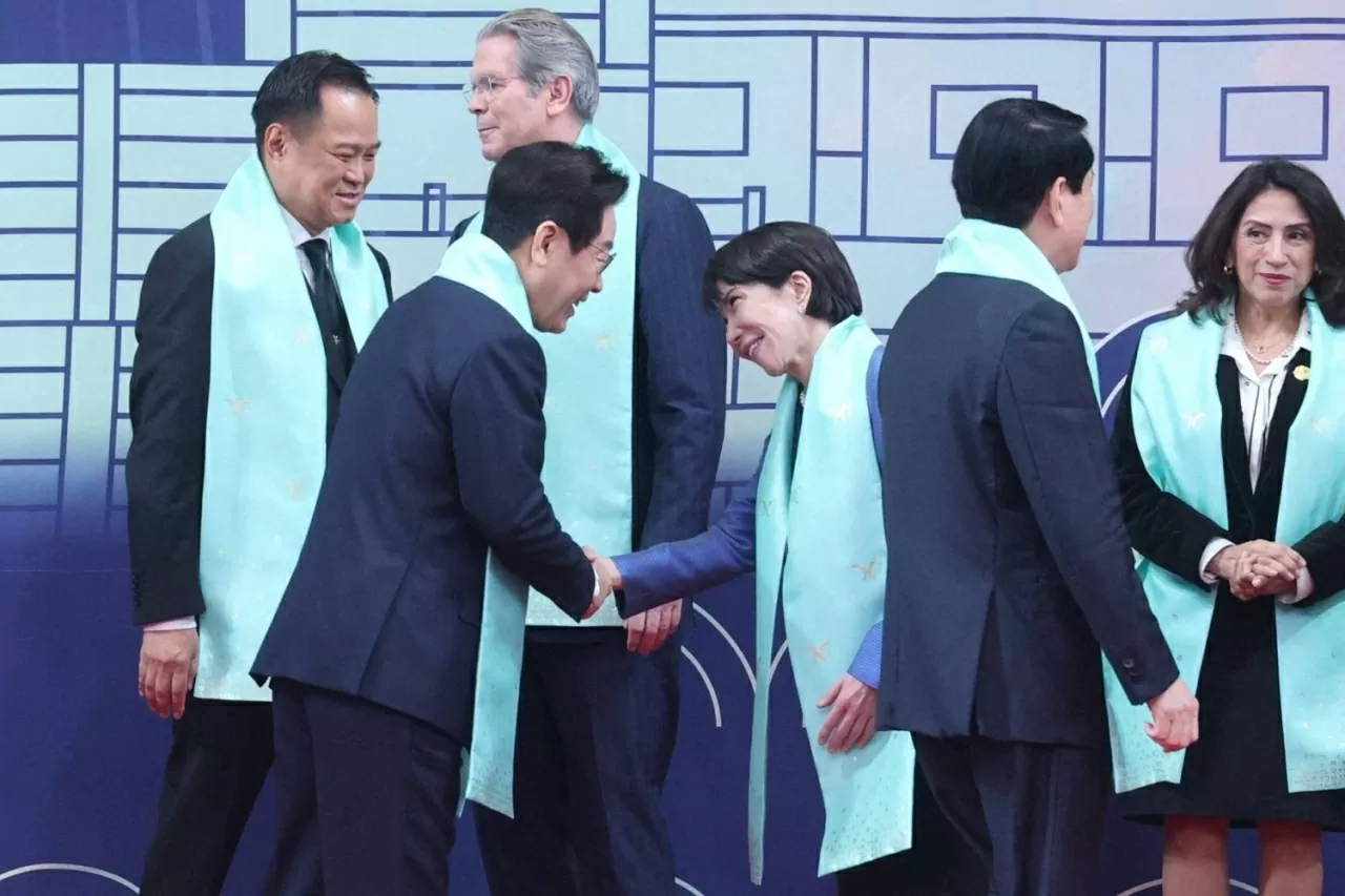 Tổng thống Hàn Quốc Lee Jae Myung chào Thủ tướng Nhật Bản Sanae Takaichi tại phiên chụp ảnh chung Hội nghị cấp cao APEC tại Trung tâm hội nghị quốc tế Hwabaek Gyeongju (HICO) ngày 1/11. (Nguồn: Yonhap)