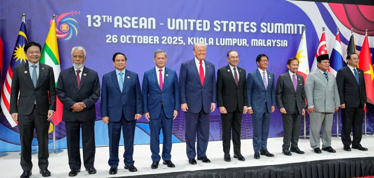 Tổng thống Donald Trump và các nhà lãnh đạo ASEAN tham dự Hội nghị thượng đỉnh ASEAN-Mỹ lần thứ 13 tại Kuala Lumpur, Malaysia, ngày 26/10. (Nguồn: POOL)
