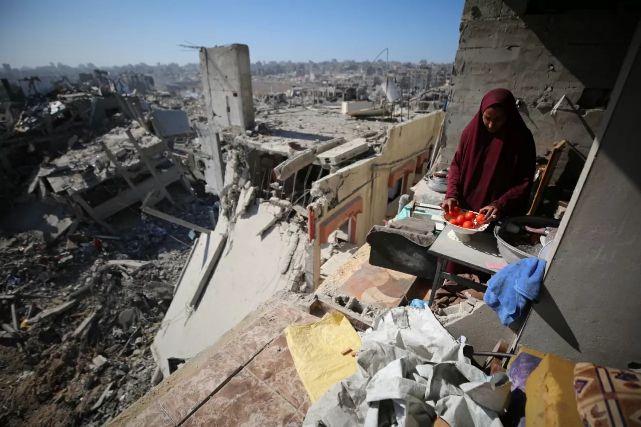 Những người Palestine trở về nhà sau thỏa thuận ngừng bắn đang cố gắng xây dựng lại cuộc sống mới trong thành phố bị tàn phá bởi các cuộc tấn công của Israel. Vào thứ Ba, các cuộc không kích của Israel đã khiến hơn 100 người Palestine thiệt mạng, đánh dấu ngày đẫm máu nhất kể từ khi Donald Trump tuyên bố chiến tranh đã kết thúc. Phía Israel cho biết các vụ ném bom là hành động đáp trả một cuộc tấn công tại Rafah, nơi một binh sĩ Israel thiệt mạng khi đang thực hiện nhiệm vụ phá dỡ công trình. (N Những người Palestine trở về nhà sau thỏa thuận ngừng bắn đang cố gắng xây dựng lại cuộc sống mới trong thành phố bị tàn phá bởi các cuộc tấn công của Israel. Vào thứ Ba, các cuộc không kích của Israel đã khiến hơn 100 người Palestine thiệt mạng, đánh dấu