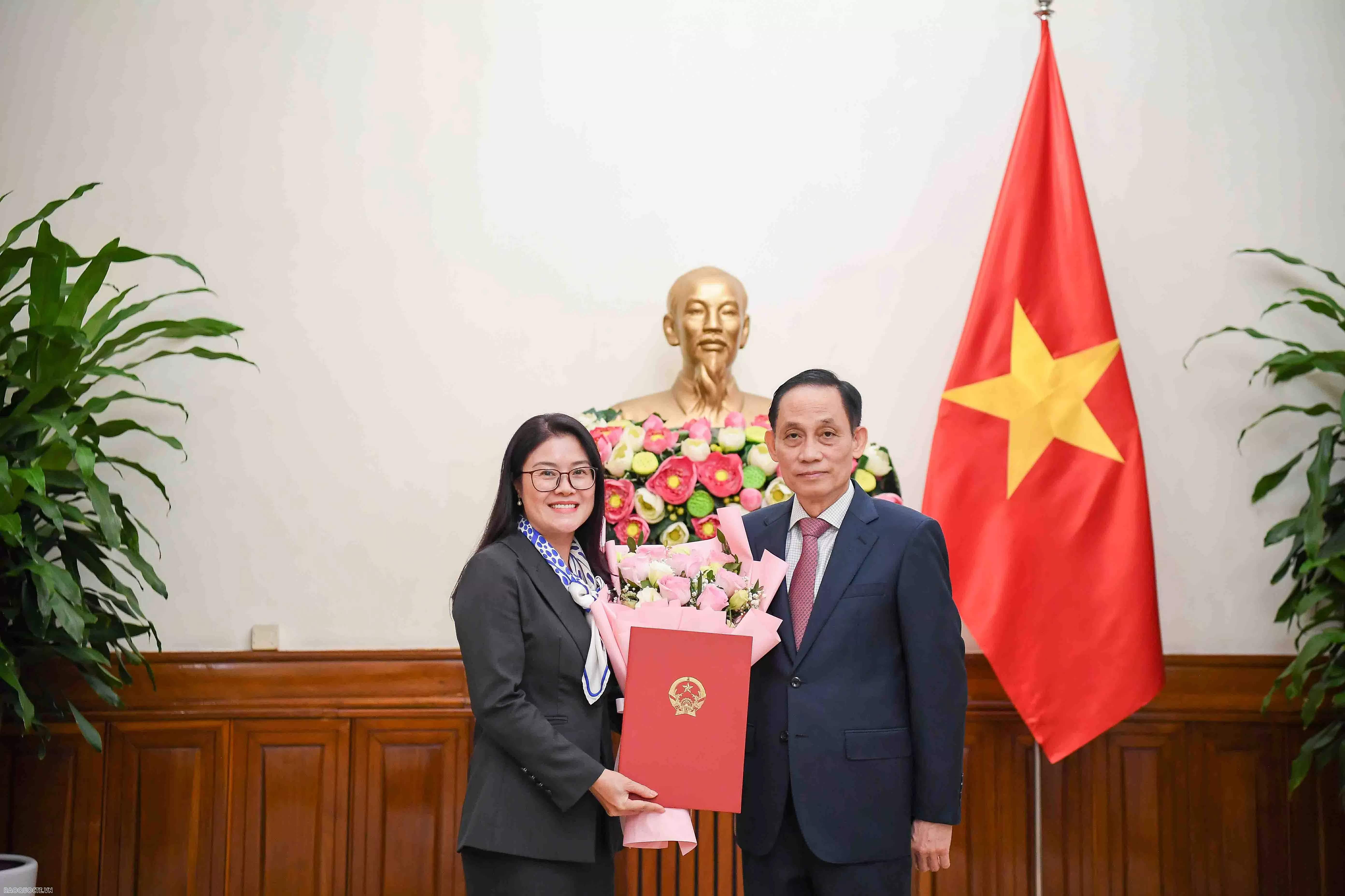 Bộ trưởng Ngoại giao Lê Hoài Trung trao quyết định bổ nhiệm 2 Tổng lãnh sự
