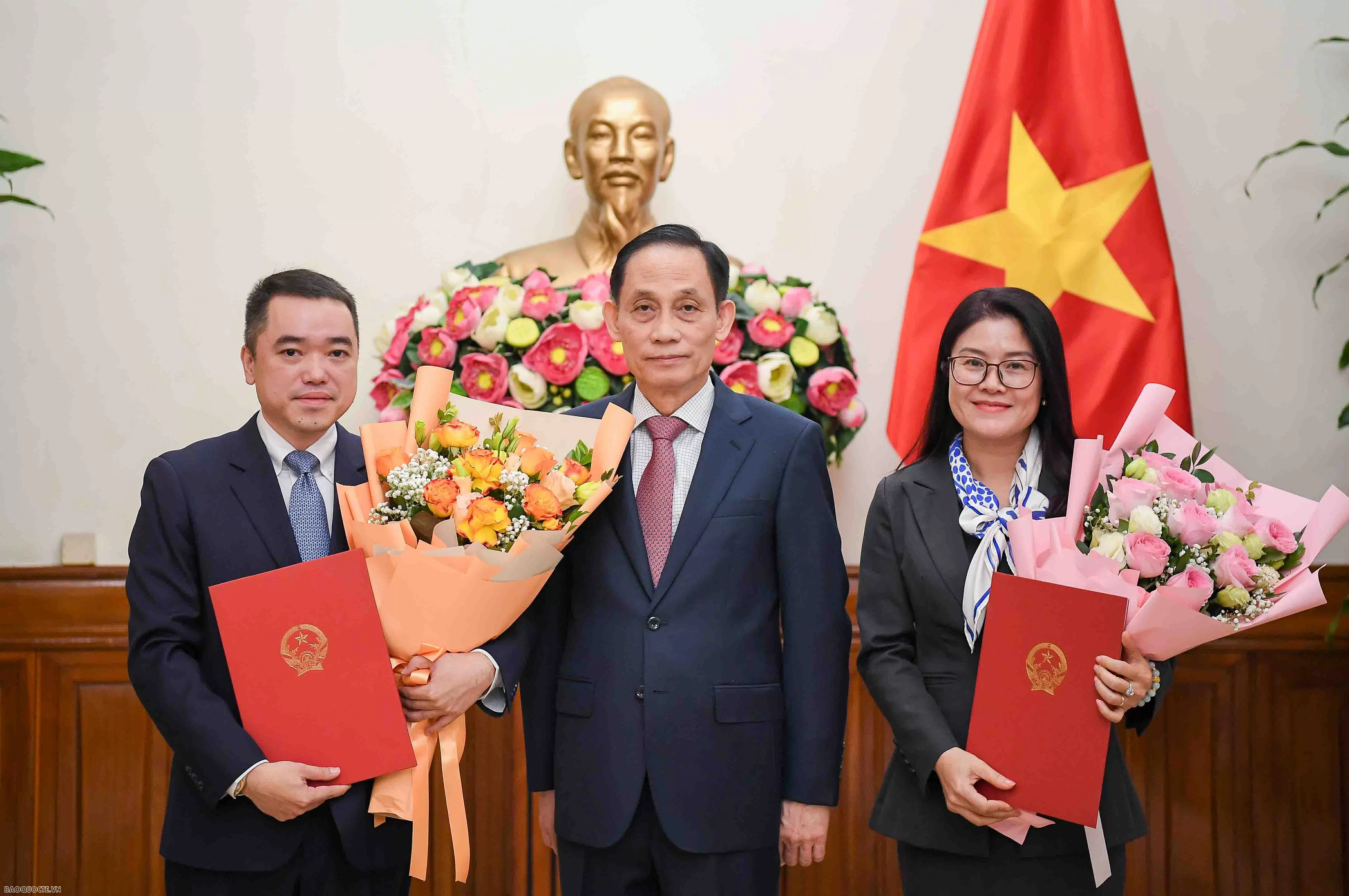 Minister of Foreign Affairs Le Hoai Trung presents appointment decisions for two consuls general