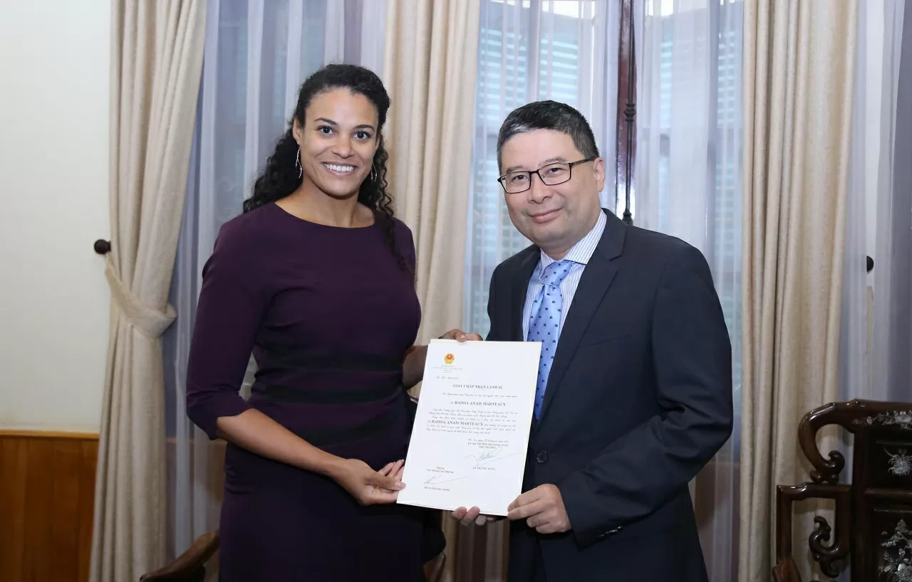 El director del Departamento Consular, adscrito al Ministerio de Relaciones Exteriores de Vietnam, Doan Hoang Minh, entrega el exequatur consular a Raissa Anais Marteaux, nueva cónsul general de los Países Bajos en Ciudad Ho Chi Minh.