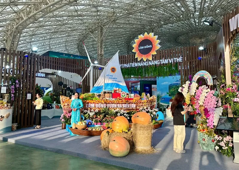 Con thuyền 10.000 bông hoa bất tử lớn nhất Hội chợ mùa Thu 2025 tại Không gian trưng bày của tỉnh Lâm Đồng Con thuyền 10.000 bông hoa bất tử lớn nhất Hội chợ mùa Thu 2025 tại Không gian trưng bày của tỉnh Lâm Đồng