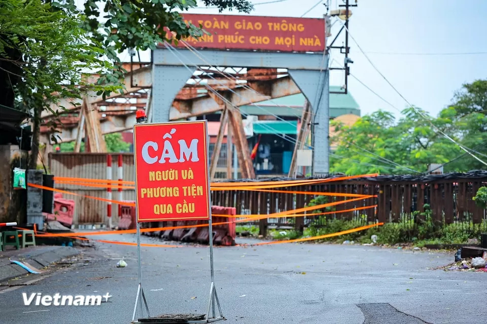 Từ ngày 1/11, Sở Xây dựng Hà Nội thực hiện cấm toàn bộ xe di chuyển theo hướng từ phường Bồ Đề sang phường Hoàn Kiếm để phục vụ sửa chữa. Từ ngày 1/11, Sở Xây dựng Hà Nội thực hiện cấm toàn bộ xe di chuyển theo hướng từ phường Bồ Đề sang phường Hoàn Kiếm để phục vụ sửa chữa.