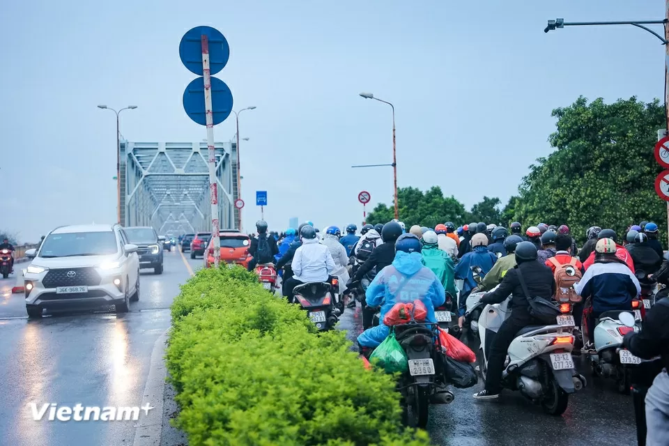 Cầu Chương Dương gồng gánh lượng lớn phương tiện khi cấm đường cầu Long Biên Cầu Chương Dương gồng gánh lượng lớn phương tiện khi cấm đường cầu Long Biên