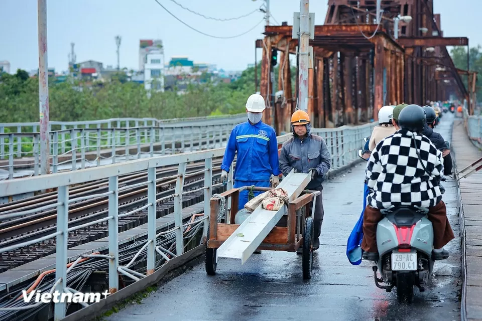 Cầu Chương Dương gồng gánh lượng lớn phương tiện khi cấm đường cầu Long Biên Cầu Chương Dương gồng gánh lượng lớn phương tiện khi cấm đường cầu Long Biên