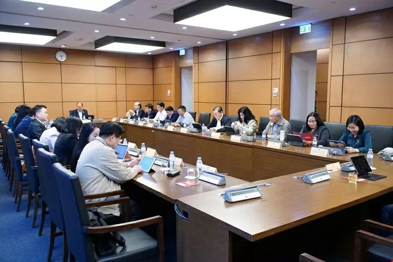 Các đại biểu thảo luận ở tổ 4 về dự thảo Văn kiện trình Đại hội đại biểu toàn quốc lần thứ XIV của Đảng. (Nguồn: Quốc hội) Các đại biểu thảo luận ở tổ 4 về dự thảo Văn kiện trình Đại hội đại biểu toàn quốc lần thứ XIV của Đảng. (Nguồn: Quốc hội)