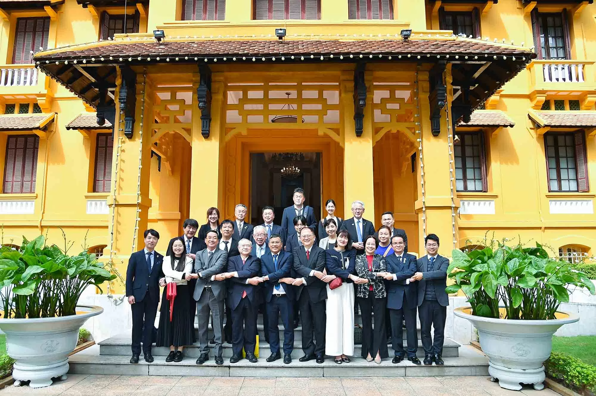 Lors de la rencontre entre le vice-ministre permanent des Affaires étrangères, Nguyen Minh Vu, et une délégation de l’Association d’amitié Japon – Vietnam de la région du Kansai, le 4 novembre à Hanoi. Photo : baoquocte.vn