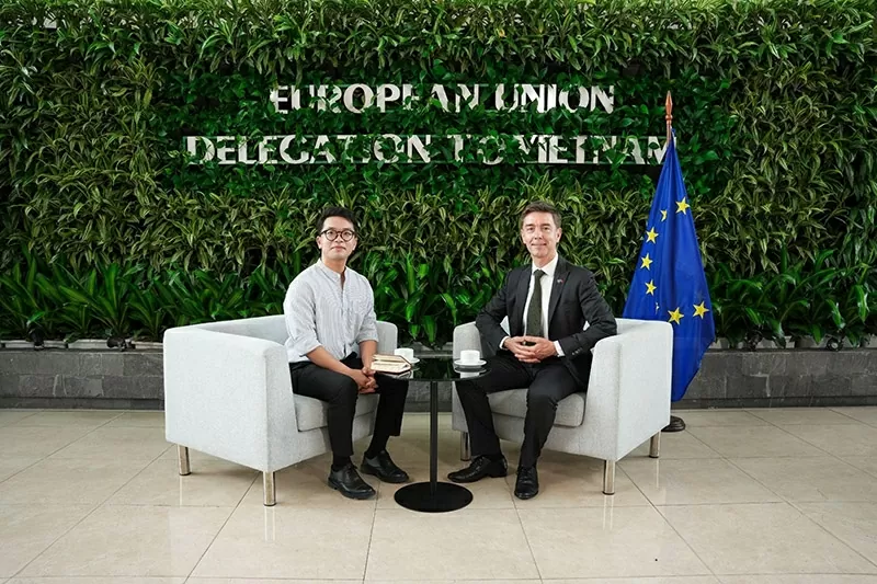 Cuộc phỏng vấn đã được thực hiện bằng một góc nhìn chân thành và gần gũi, khác xa với những bản tin ngoại giao cứng nhắc.