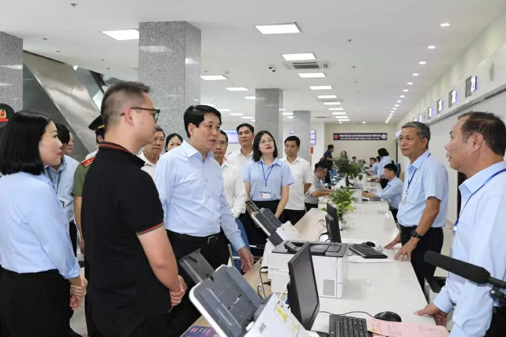 Chủ tịch nước Lương Cường kiểm tra Trung tâm Phục vụ hành chính công tỉnh sau khi thực hiện chính quyền địa phương 2 cấp. (Nguồn BQN)