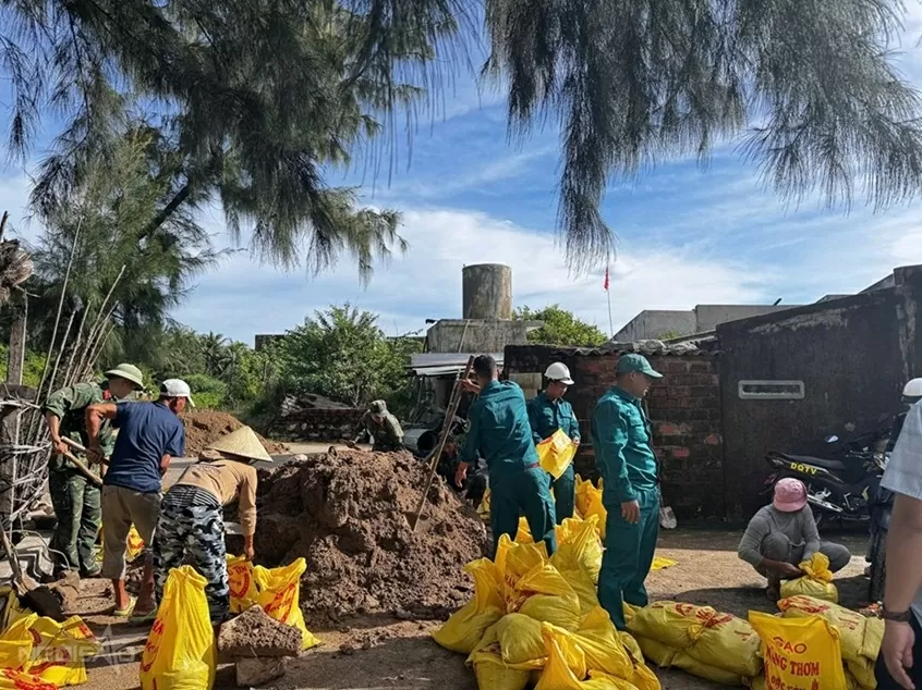 Người dân chằng chống nhà cửa, đưa thuyền lên bờ tránh bão Kalmaegi