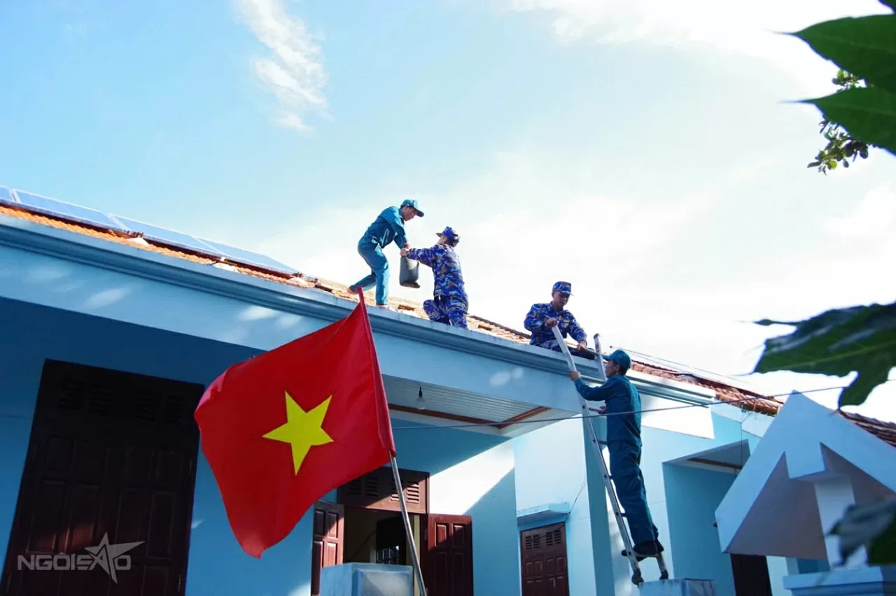 Người dân chằng chống nhà cửa, đưa thuyền lên bờ tránh bão Kalmaegi