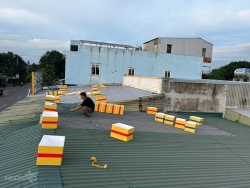 Hình ảnh người dân gia cố nhà cửa, đưa thuyền lên bờ tránh bão số 13 (Kalmaegi)