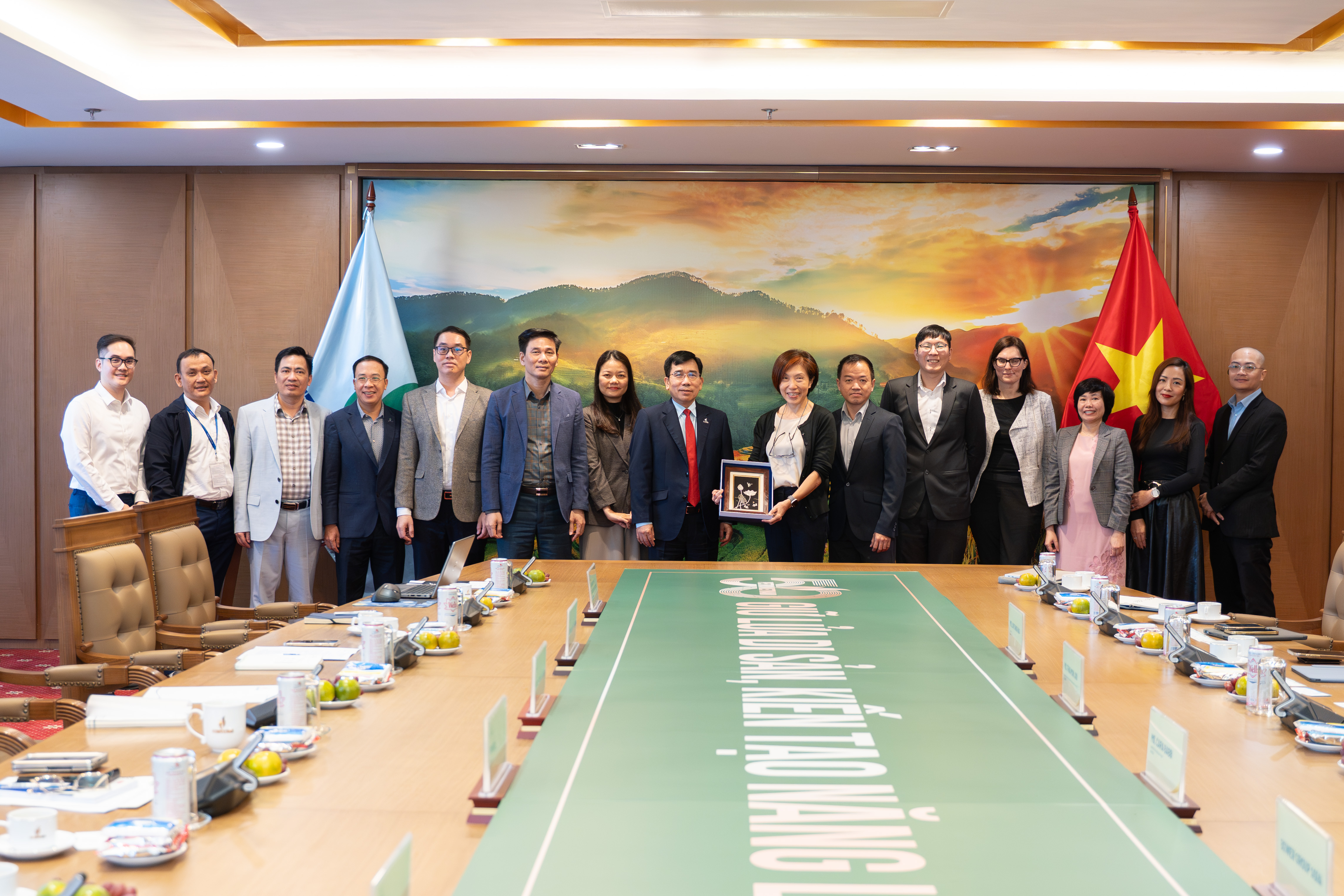 Chevron và PetroVietnam thúc đẩy hợp tác chiến lược cho tương lai năng lượng Việt Nam Chevron và PetroVietnam thúc đẩy hợp tác chiến lược cho tương lai năng lượng Việt Nam