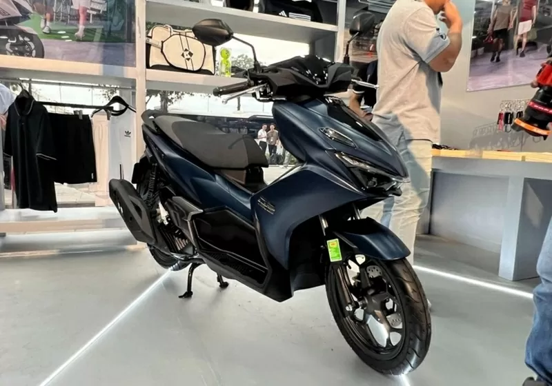 Honda Air Blade 2026 vẫn giữ DNA thiết kế mạnh mẽ và thể thao đặc trưng, nhưng tái thiết kế toàn bộ cụm đầu và đuôi xe. Honda Air Blade 2026 vẫn giữ DNA thiết kế mạnh mẽ và thể thao đặc trưng, nhưng tái thiết kế toàn bộ cụm đầu và đuôi xe.