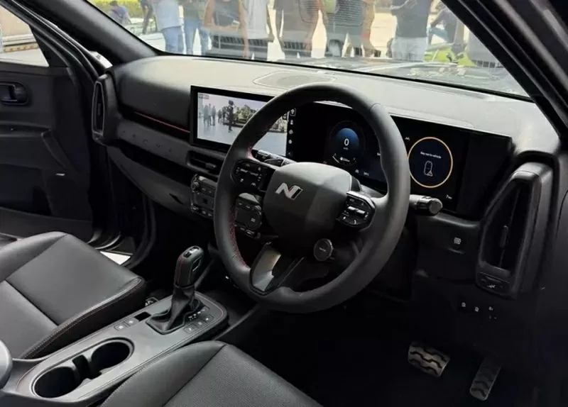 Xe sử dụng vô-lăng ba chấu kiểu mới và bảng điều khiển trung tâm được tinh chỉnh lại cho cảm giác cao cấp hơn. Xe sử dụng vô-lăng ba chấu kiểu mới và bảng điều khiển trung tâm được tinh chỉnh lại cho cảm giác cao cấp hơn.