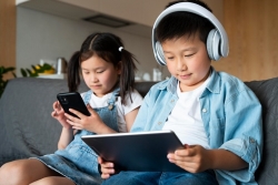 Hình mẫu xấu trên mạng xã hội: Ai chịu trách nhiệm?