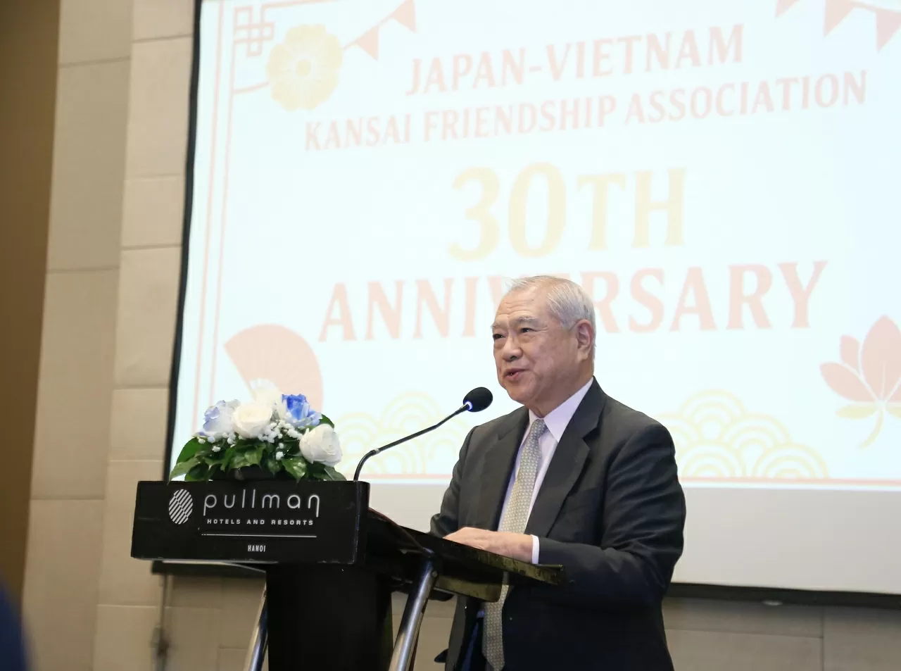 Chủ tịch Hội hữu nghị Nhật – Việt khu vực Kansai, ngài Nishimura Teiichi phát biểu tại buổi Tiệc. (Ảnh: Thành Long)