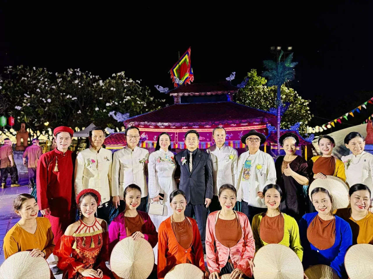 Tổng lãnh sự Đinh Hoàng Linh (áo đen) cùng phu nhân, bên trái là Lãnh sự Lào Somsack Vilaythone, cùng các lãnh đạo tỉnh Khon Kaen và Trường Đại học Khon Kaen.