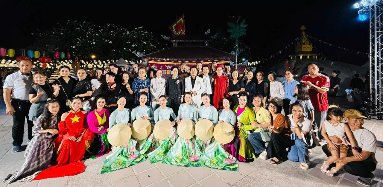 Tổng lãnh sự Đinh Hoàng Linh và phu nhân, Tổng Lãnh sự Trung Quốc tại Thái Lan Liu Hongmei (áo đen ở giữa) cùng bà con kiều bào và đoàn nghệ sĩ Nhà hát Múa rối Việt Nam.