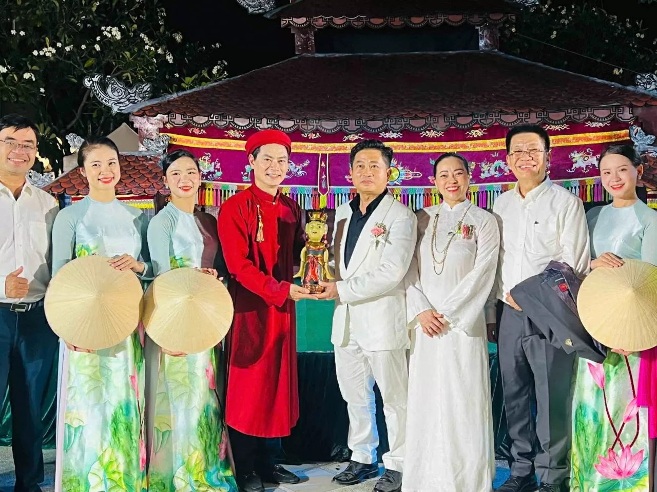 Tổng lãnh sự Việt Nam tại Khon Kean Đinh Hoàng Linh (thứ tư từ phải) và đoàn nghệ thuật Việt Nam tham gia Liên hoan Múa rối quốc tế trong khuôn khổ Lễ hội quốc tế Sithan 2025.