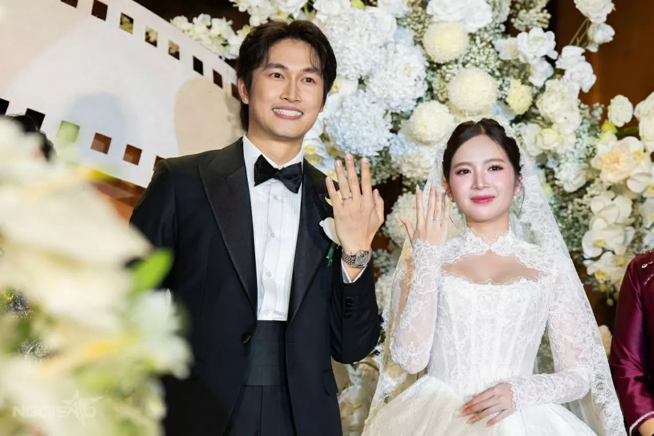 Ngọc Huyền đẹp rạng ngời bên cạnh chú rể Đình Tú Ngọc Huyền đẹp rạng ngời bên cạnh chú rể Đình Tú