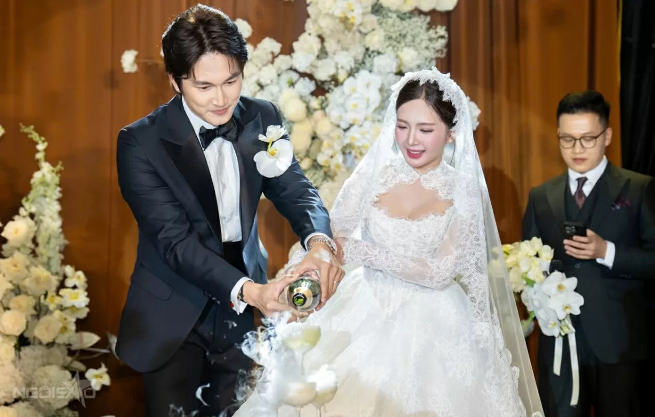 Ngọc Huyền đẹp rạng ngời bên cạnh chú rể Đình Tú Ngọc Huyền đẹp rạng ngời bên cạnh chú rể Đình Tú