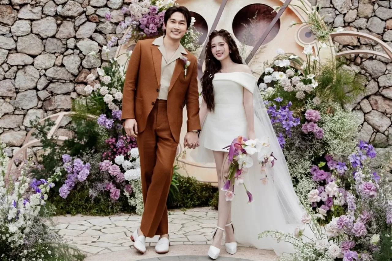 Ngọc Huyền đẹp rạng ngời bên cạnh chú rể Đình Tú