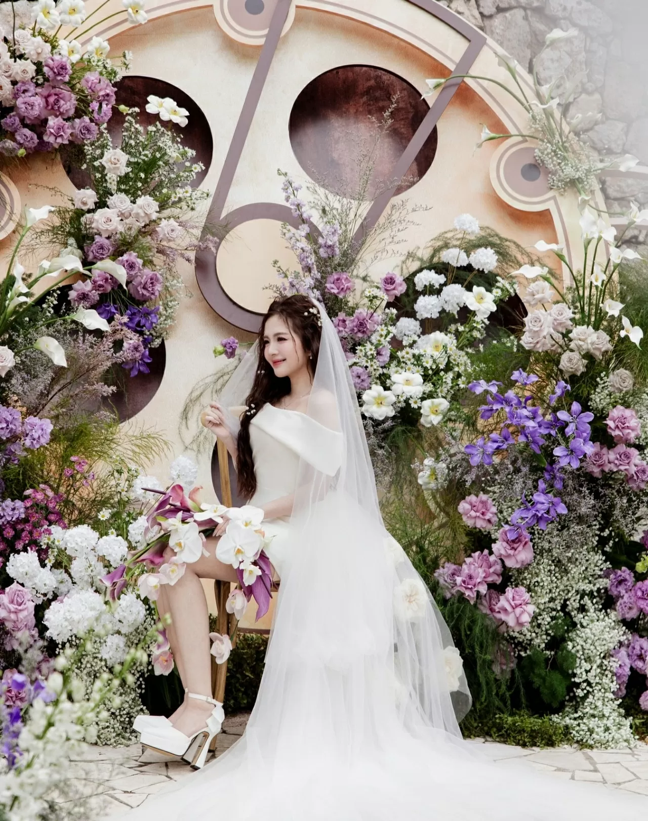 Ngọc Huyền đẹp rạng ngời bên cạnh chú rể Đình Tú