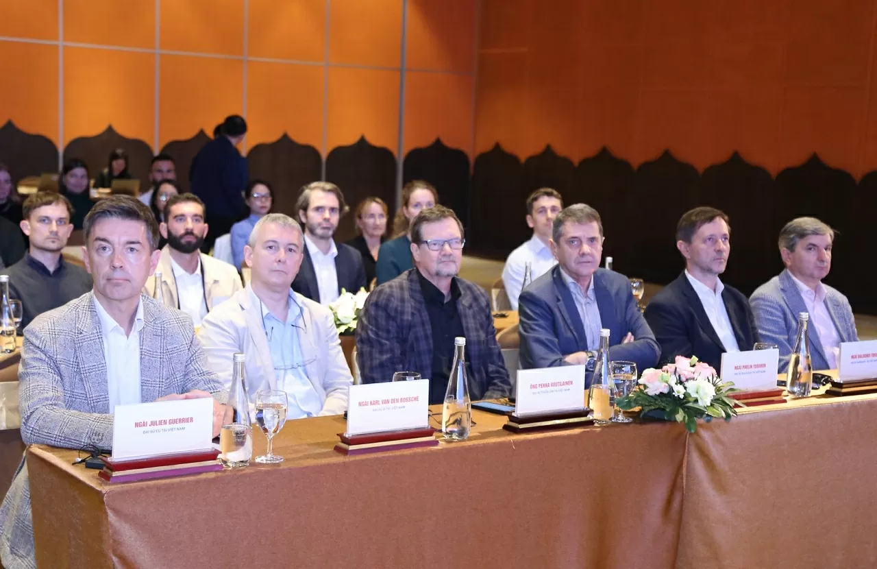 Tham dự buổi lễ khai mạc còn có sự hiện diện của hiện diện của ngài Julien Guerrier, Đại sứ EU tại Việt Nam, cùng các Đại sứ các nước EU tại Việt Nam và các đại diện đến từ Phái đoàn EU. (Ảnh: Thành Long) Tham dự buổi lễ khai mạc còn có sự hiện diện của hiện diện của ngài Julien Guerrier, Đại sứ EU tại Việt Nam, cùng các Đại sứ các nước EU tại Việt Nam và các đại diện đến từ Phái đoàn EU. (Ảnh: Thành Long)