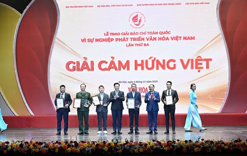 Phó Thủ tướng Mai Văn Chính, Bộ trưởng Bộ VHTTDL Nguyễn Văn Hùng trao Giải “Cảm hứng Việt”cho các tác giả