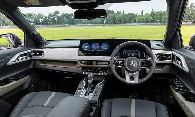 Khoang l&aacute;i của Mitsubishi Xforce HEV 2026 gần như kh&ocirc;ng thay đổi so với bản xăng ti&ecirc;u chuẩn.
