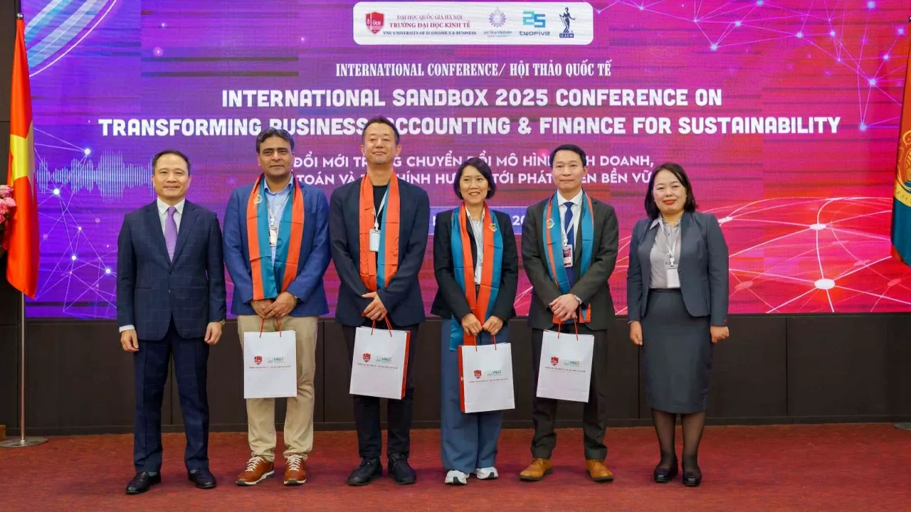 Các diễn giả chính tham dự hội thảo chụp ảnh lưu niệm cùng đại diện nhà trường Các diễn giả chính tham dự hội thảo chụp ảnh lưu niệm cùng đại diện nhà trường