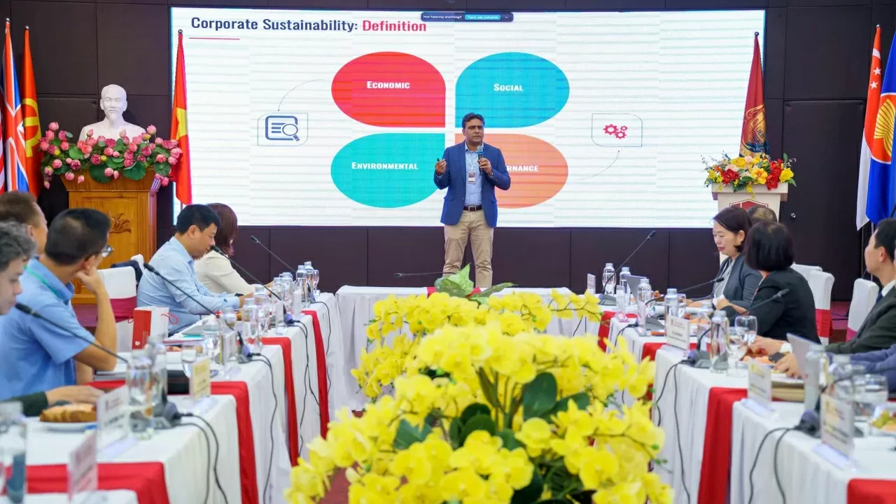 Diễn giả trình bày tham luận tại hội thảo. Diễn giả trình bày tham luận tại hội thảo.