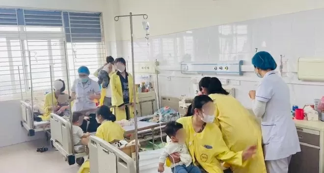 Trẻ mắc cúm A nhập viện điều trị tại Bệnh viện Bệnh Nhiệt đới Trung ương. (Nguồn: Vietnamplus)