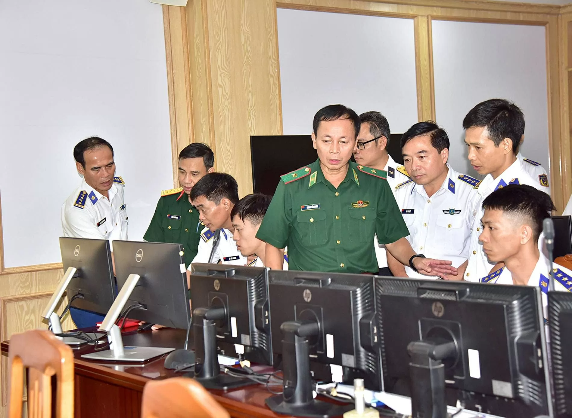 Đoàn Công tác Bộ Quốc phòng kiểm tra tại Trung tâm Chỉ huy BTL Vùng Cảnh sát biển 4. (Ảnh Bộ Tư lệnh Vùng Cảnh sát biển cung cấp)