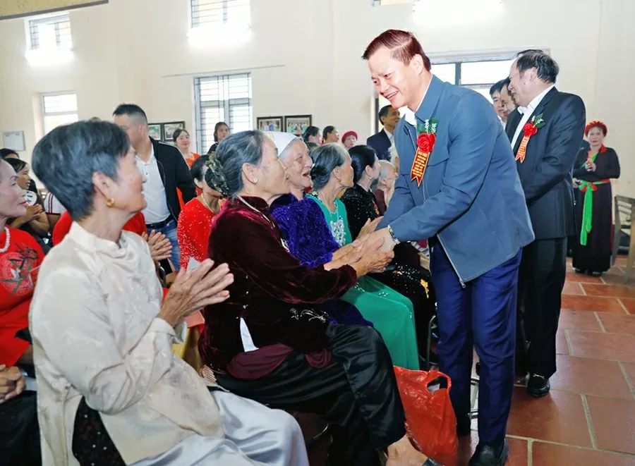 Đồng chí Vương Quốc Tuấn thăm hỏi người cao tuổi ở thôn Đông Bảo Tuấn. (Nguồn: Báo Bắc Ninh)