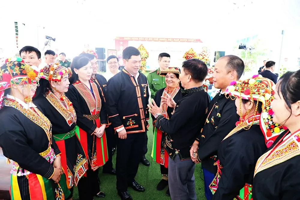 Bí thư Tỉnh uỷ Bắc Ninh Nguyễn Hồng Thái giao lưu với bà con. (Nguồn: Báo Văn hóa)
