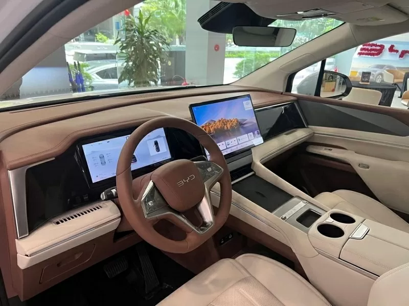 Khoang nội thất của BYD M9 được thiết kế hướng tới sự cao cấp và tiện nghi tối đa, với ba hàng ghế bọc da.