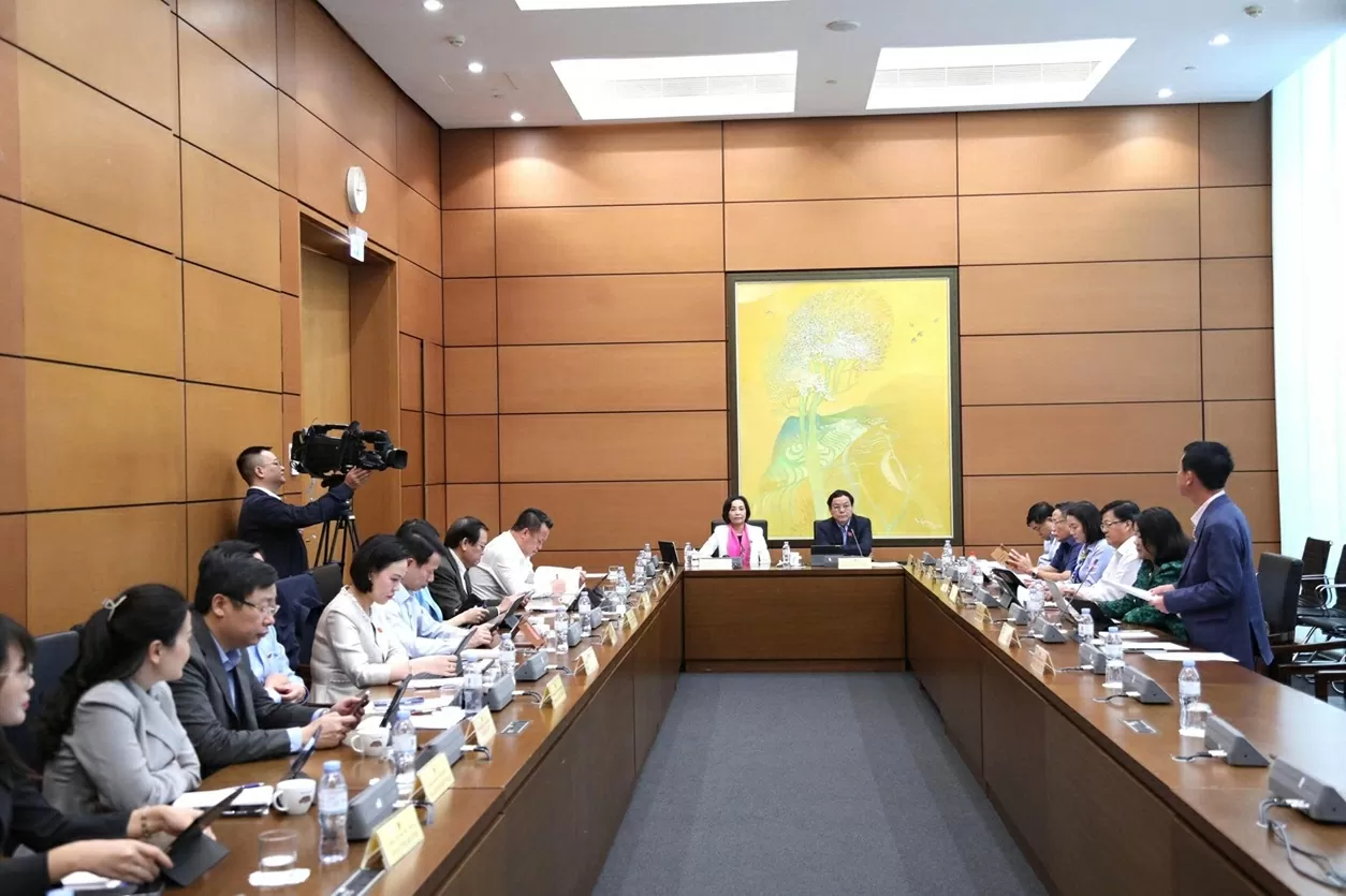  Phó Chủ tịch Quốc hội Nguyễn Thị Thanh dự phiên thảo luận tại Tổ 10. (Nguồn: Quốc hội)
