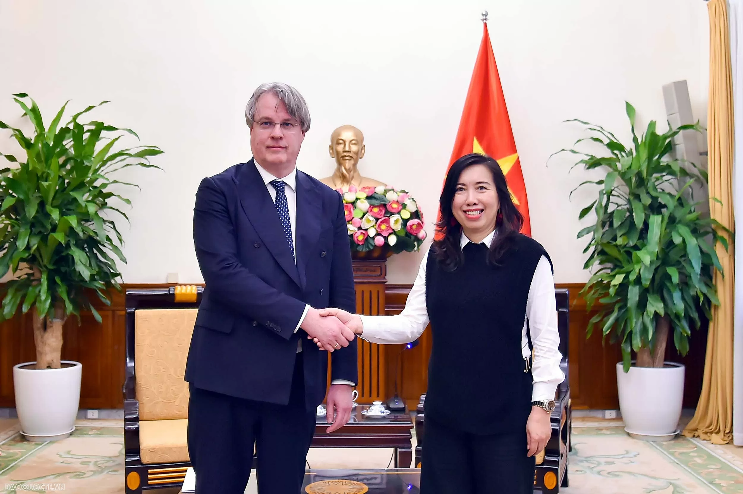 Le Thi Thu Hang, viceministra de Relaciones Exteriores de Vietnam, recibe a Kirill Logvinov, jefe del Departamento de Organizaciones Internacionales del Ministerio de Asuntos Exteriores de Rusia. (Foto: baoquocte.vn)