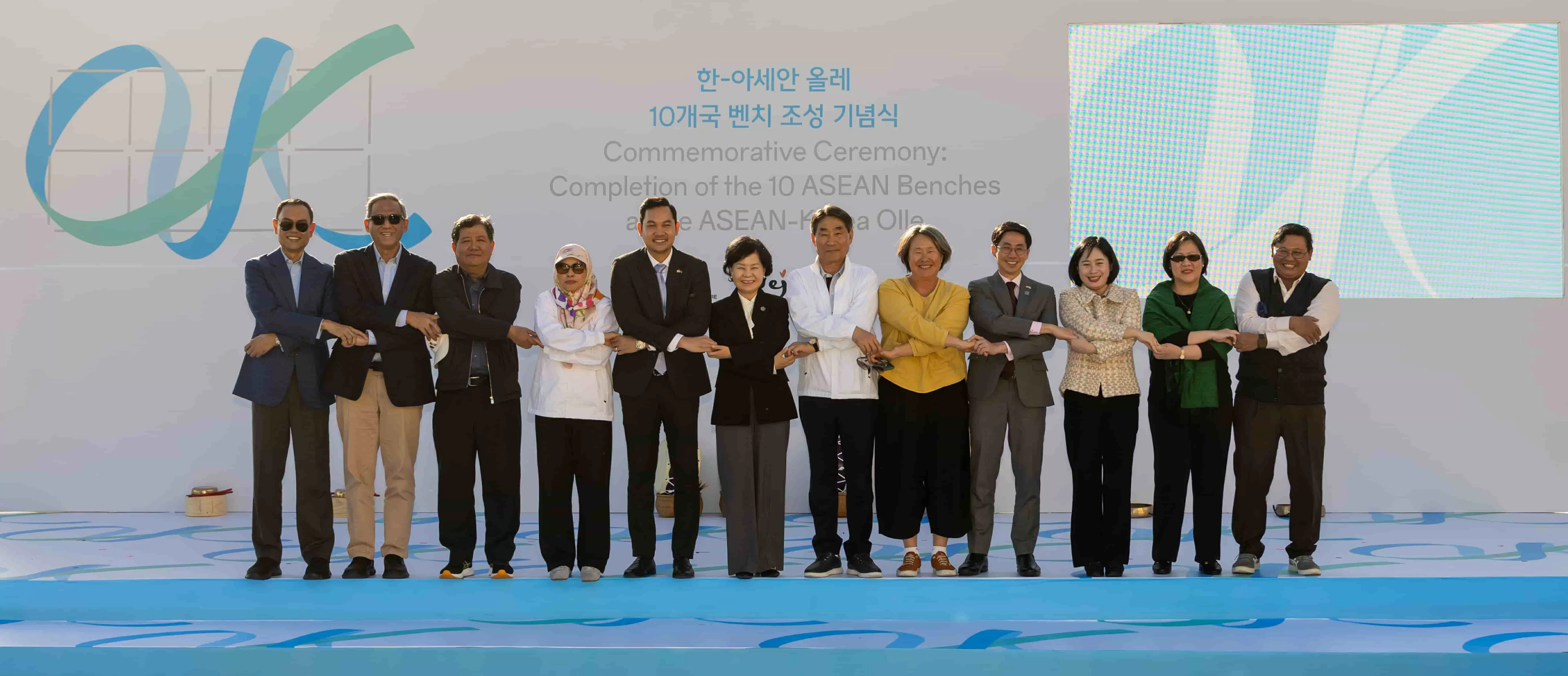 Lễ khánh thành 10 băng ghế tượng trưng cho các quốc gia thành viên ASEAN tại Hàn Quốc: Biểu tượng sâu sắc của tình hữu nghị Lễ khánh thành 10 băng ghế tượng trưng cho các quốc gia thành viên ASEAN tại Hàn Quốc: Biểu tượng sâu sắc của tình hữu nghị